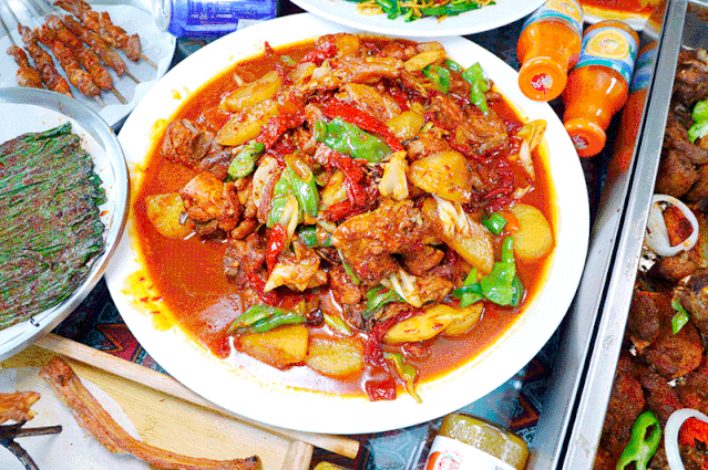 30,想吃新疆大盘鸡,滑嫩的鸡肉每一口都香辣十足,蘸汁下上一份手工面