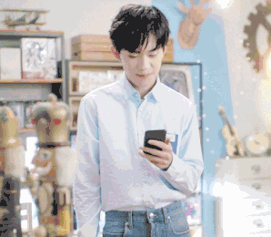 那是易烊千玺拿起手机,看了一眼屏幕,然后露出了甜蜜微笑的画面.