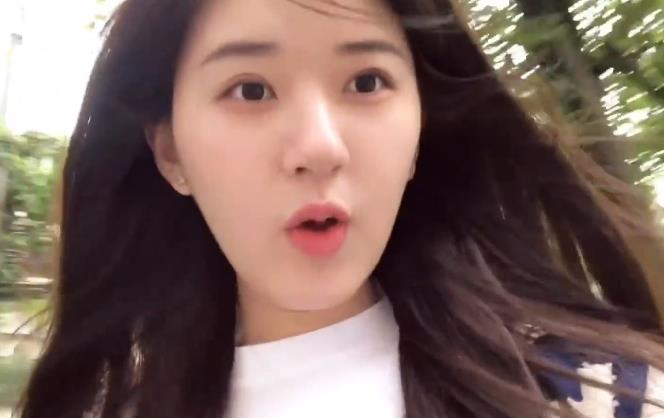 赵露思街头吃喝,大夏天穿外套热出汗,