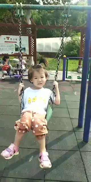 女儿打秋千,快乐的童年 