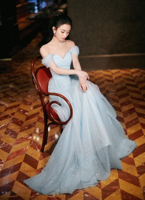 本以为关晓彤仙女裙够美,看到赵丽颖艾莎女王裙,突破自我才最美
