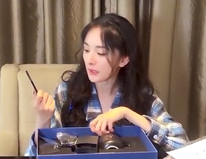 杨幂低调开直播玩游戏,后期来不及p图,这模样确定是33