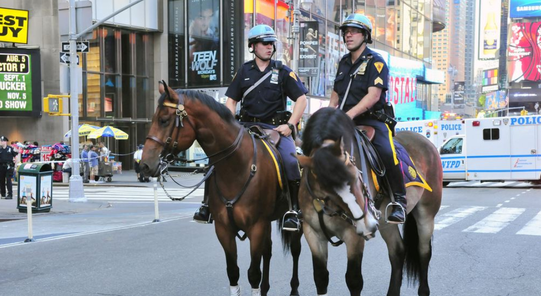 开车冲撞人群 骑马踩踏示威者 美国警察暴力执法再次引众怒 看点快报