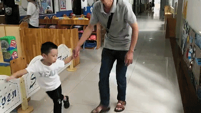 一片哭声之中 每个孩子在入学之初 都要经历离别 让