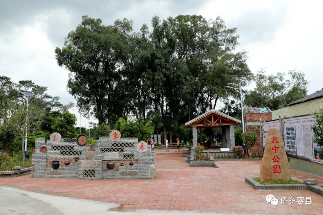 在祖立村大中屯,镇村干部和村民们建起了小广场,小公园,房前屋后空地