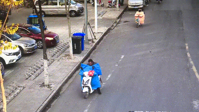 泗阳一男子酒后骑车摔倒在路边,车来车往