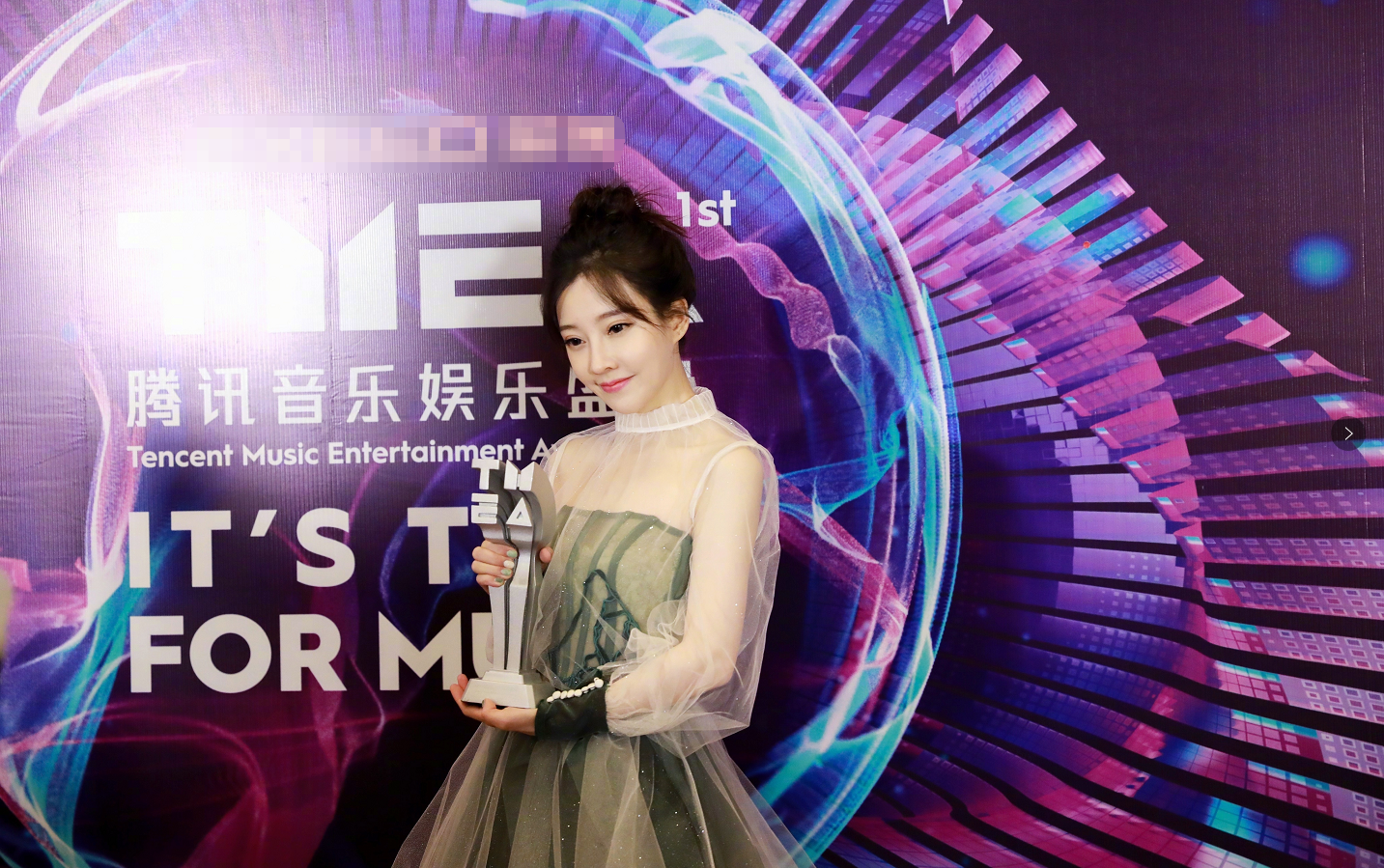 甜歌女神冯提莫现身音乐盛典,身着