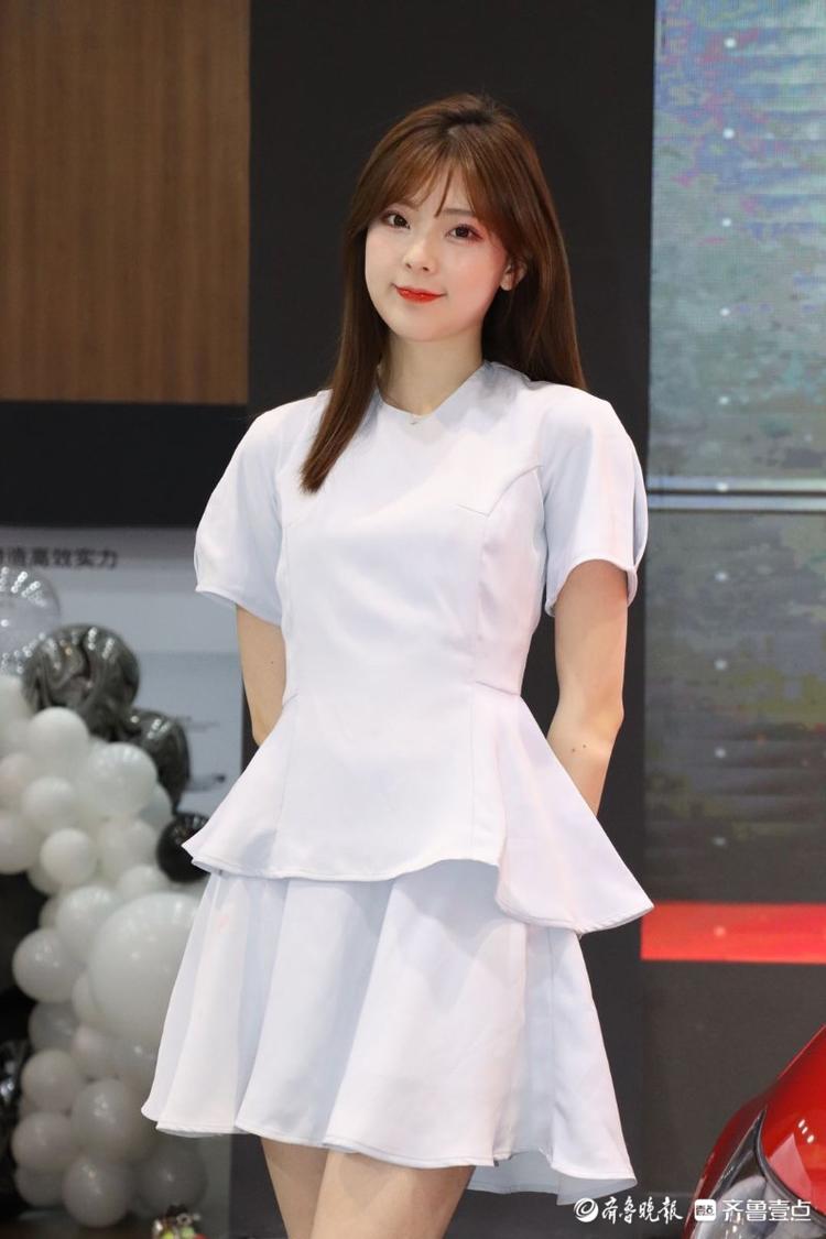 网红车模春晓现身齐鲁国际车展,被粉丝环绕