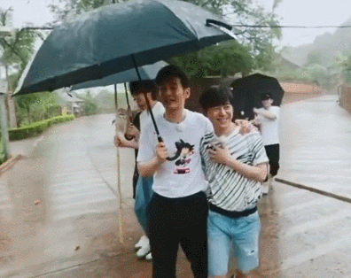 黄晓明雨天撑伞只顾自己,何炅全身被淋湿,