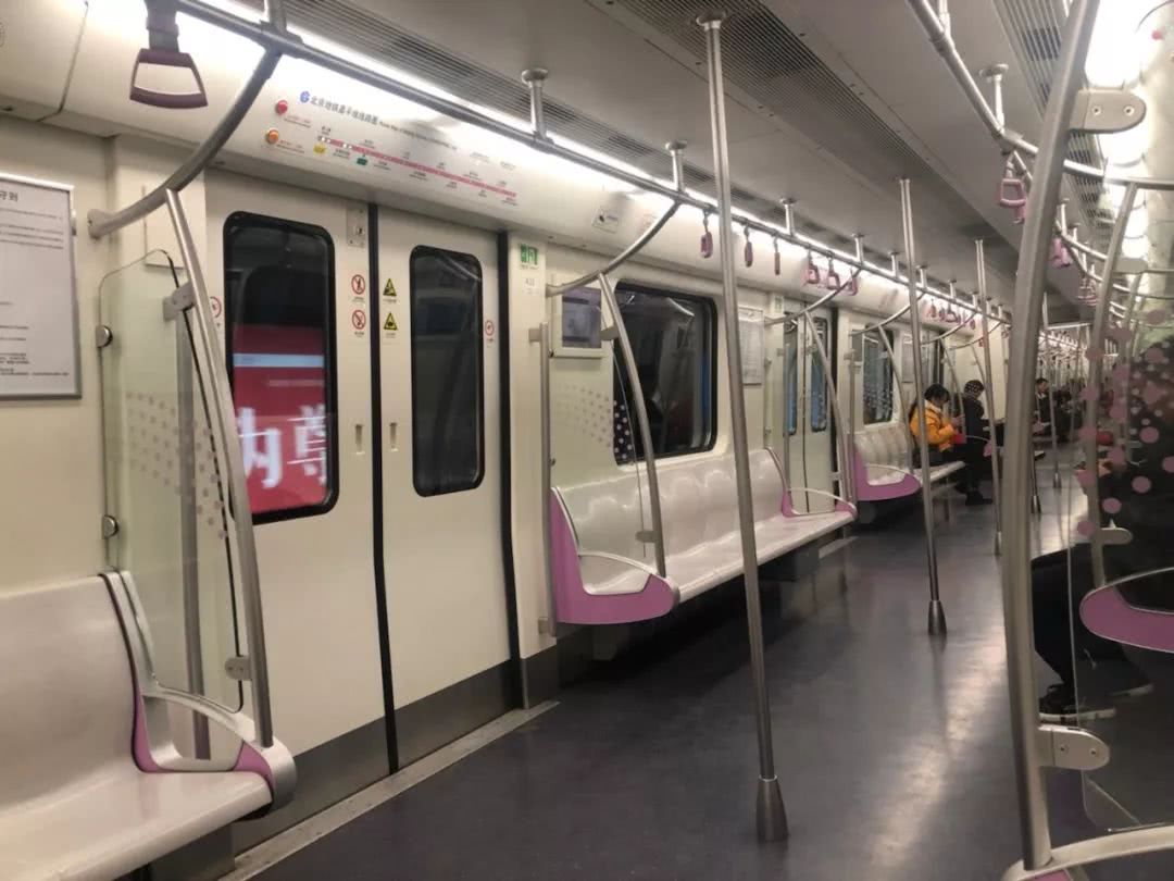 北京地铁:最挤的地铁永远是你要坐的那一条!