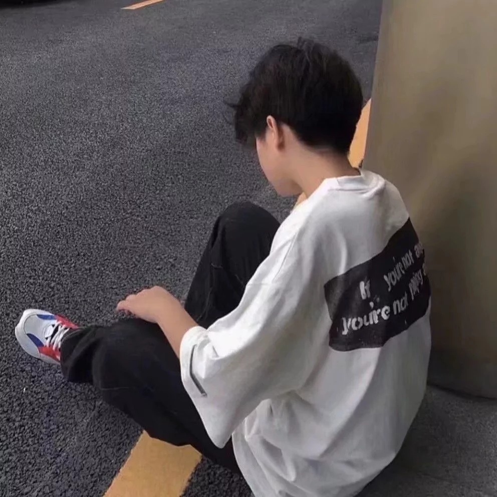 不露脸男生头像/一个人在变得铁石心肠之前