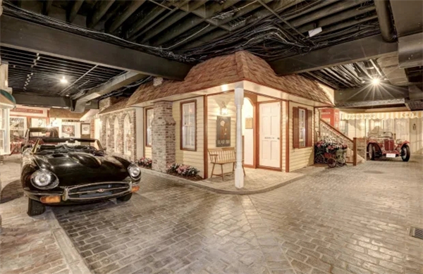 美国一豪宅地下室隐藏整座 假城 正以360万英镑价格出售 看点快报