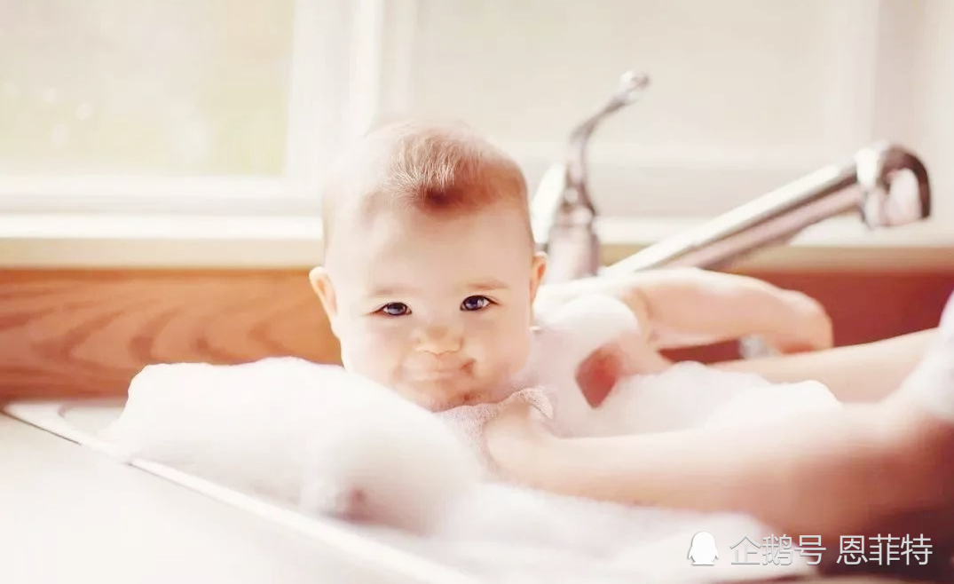 月子中心这样给新生儿洗澡澡,萌宝宝们都爱