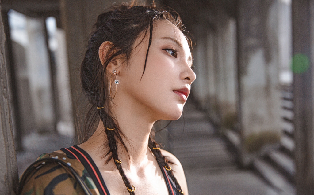 爱豆壁纸:彭小苒甜酷运动风写真