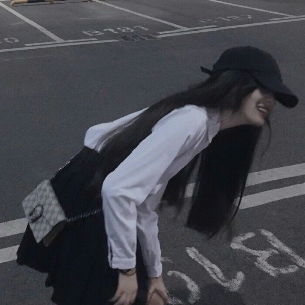 伤感女生头像:错的人即使遇见了还是会分开,对的人分开了还是会重逢