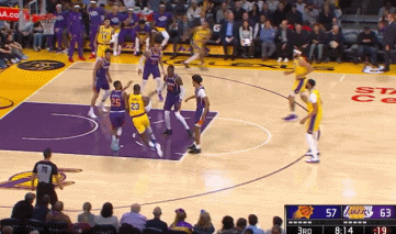 太阳进攻未果,詹姆斯个人强推反击中如上图,一人面对太阳收缩的五人