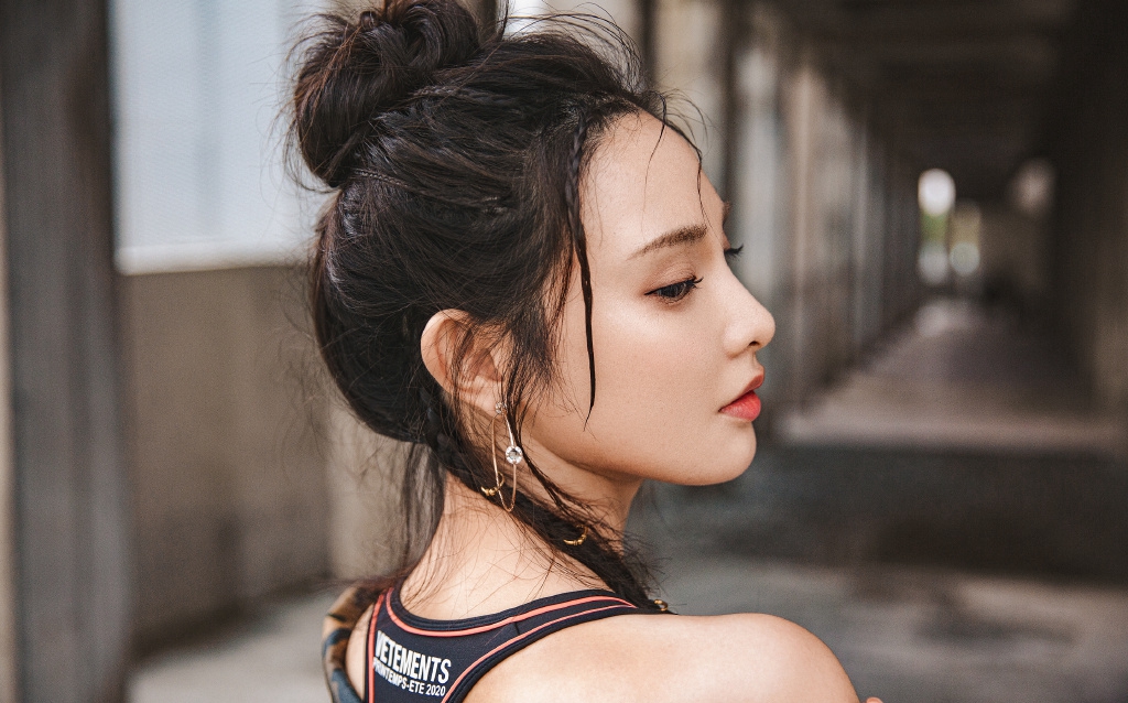 爱豆壁纸:彭小苒甜酷运动风写真