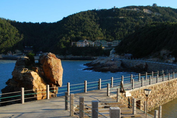丹东地理位置优越,是个旅游度假的好地,冬季来这要吃大草莓