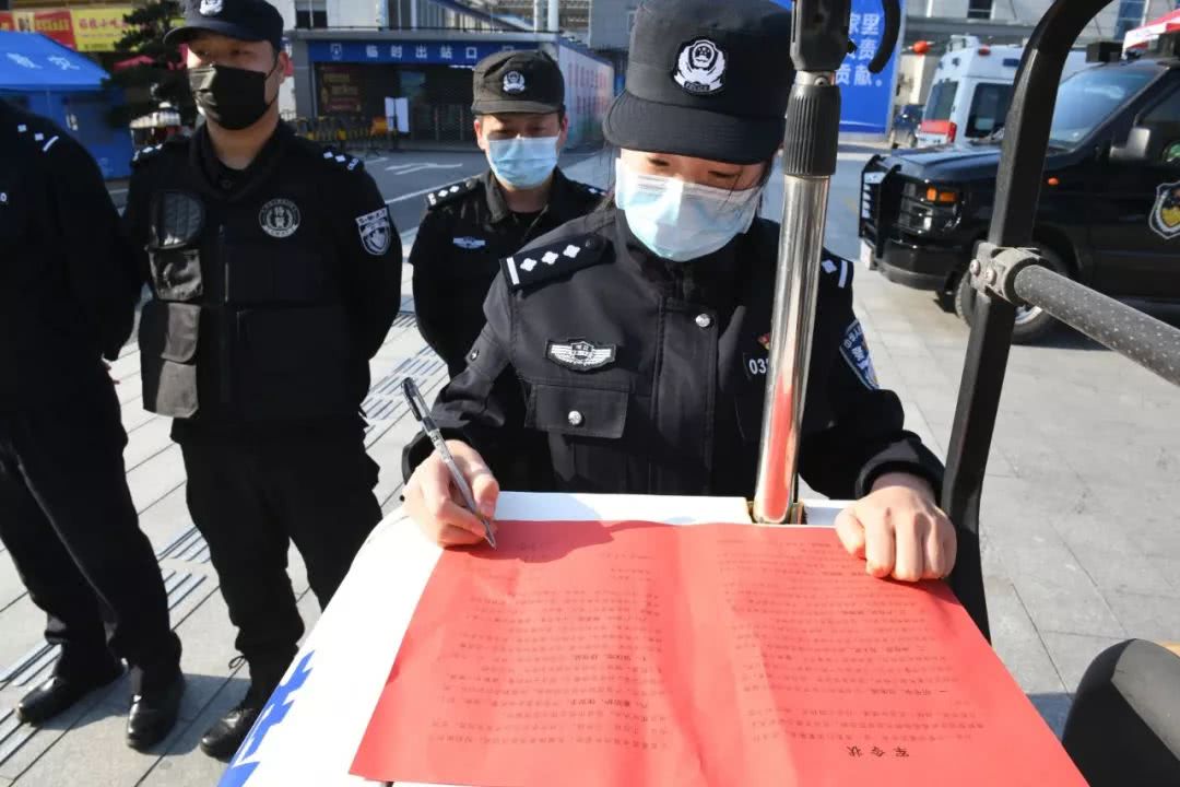 女特警的两个战场 看点快报