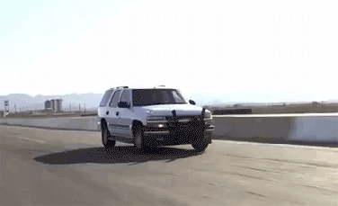 搞笑gif:秋名山老司机还想跑?警车直接四面撞上去,动不了了!