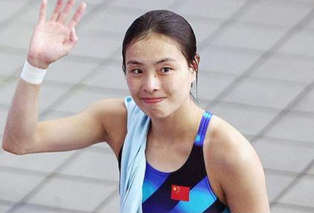 女运动员在比赛时,碰到