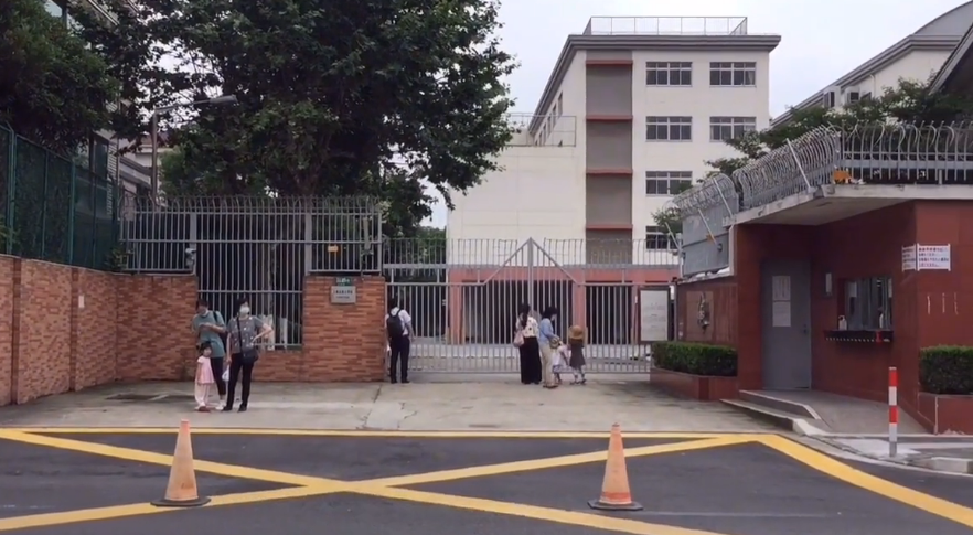 上海闵行日本人学校,高墙电网保安全,老师成排迎学生