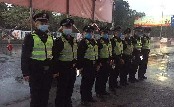 冷雨夜 战疫队员跳起了 暖身操 网友 可爱又心疼 看点快报