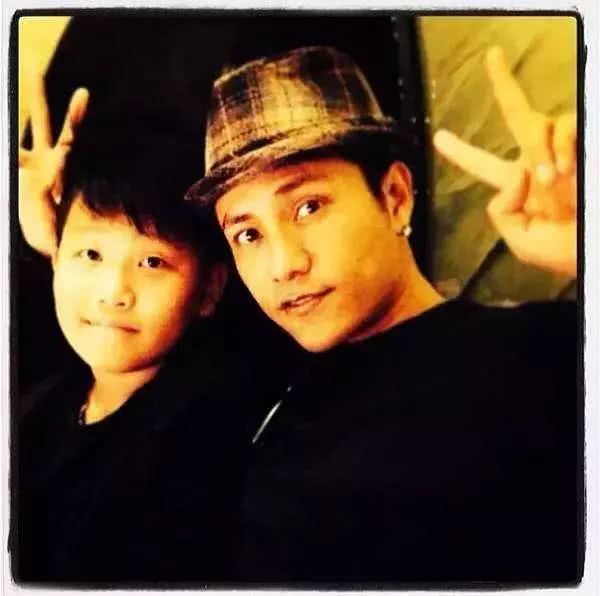 陈坤儿子合影周迅,绅士手亮了,奶奶带大的孩子很有爱