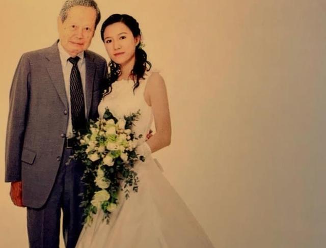 杨振宁与翁帆再度同框,妻子双腿浮肿显憔悴,近百岁杨振宁气色好