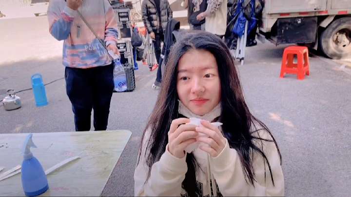 何蓝逗素颜做核酸检测,怼脸镜头下鼻子太抢镜,整没整容一目了然