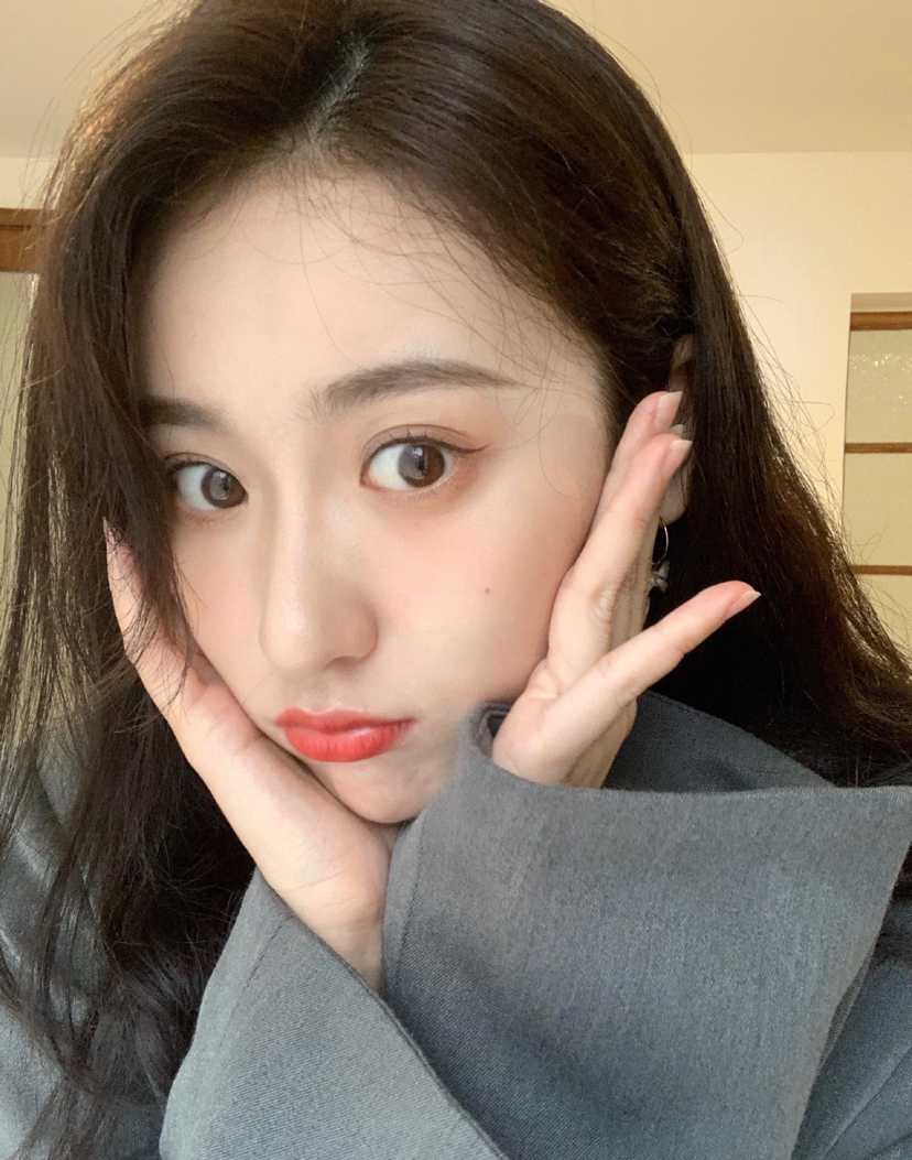 美女气质明星马月穿宽松外套居家自拍美照