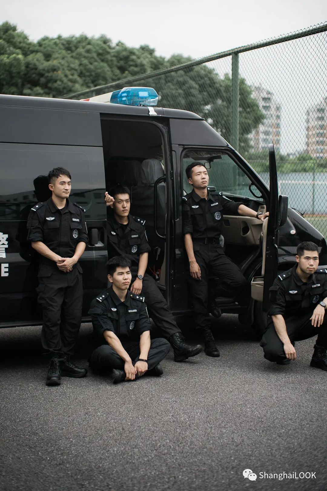 look 他们是特警
