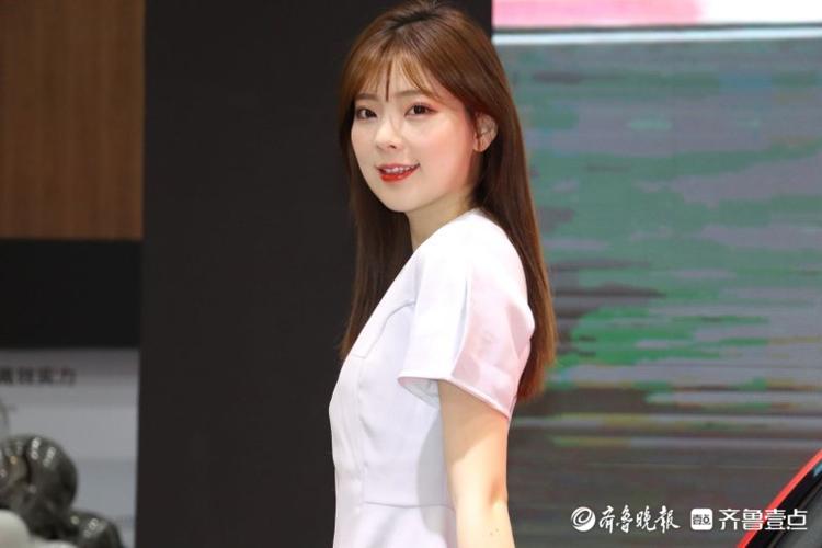 网红车模春晓现身齐鲁国际车展,被粉丝环绕