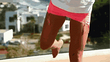 ，一只脚微微抬起