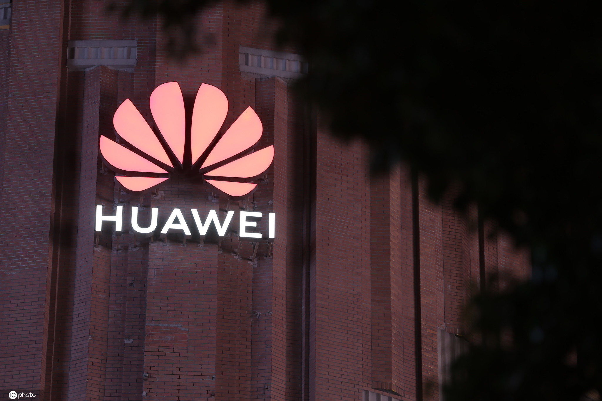 华为全球旗舰店首次点亮红色logo