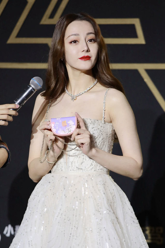 热巴撩发秀红唇喊话