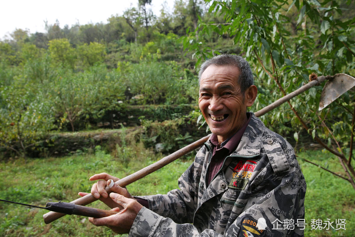 67岁老人喜欢爷爷盖的二层土坯房 请木匠修复一对祖传百年椅子 看点快报