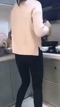 搞笑gif趣图:小姐姐表情都这样了!教练你就不能温柔点