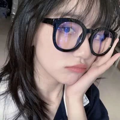 戴眼镜的优质女生头像