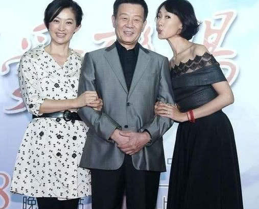他是娱乐圈明星,有两位老婆,而且还同住一起多年