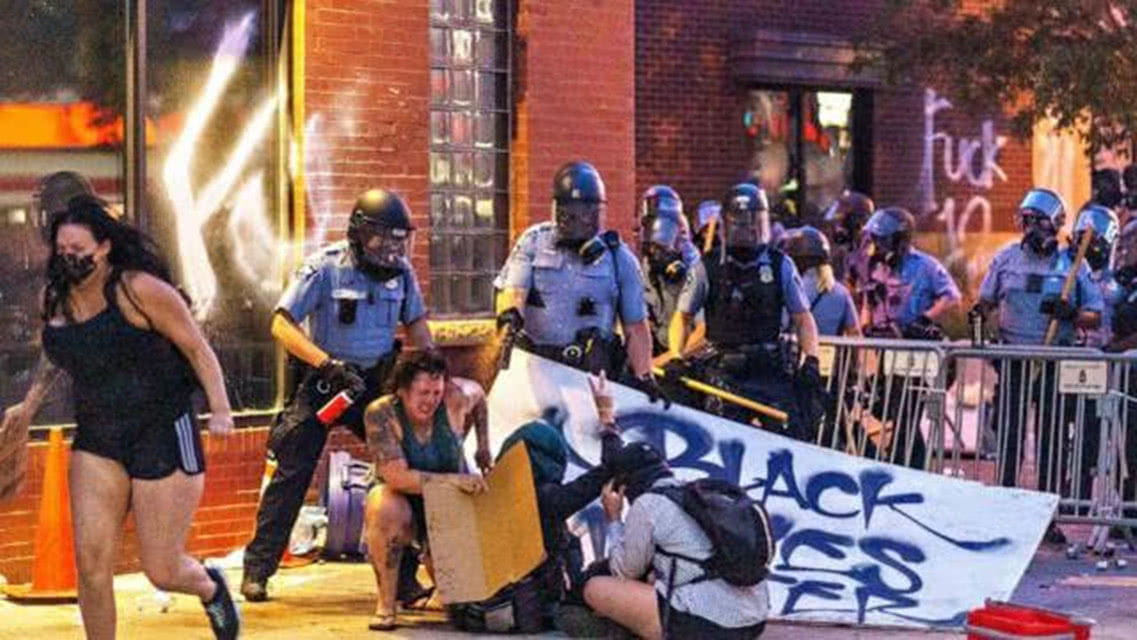 大批抗议者涌上街头 美军方接令铁腕镇暴 警察局却率先 沦陷 看点快报