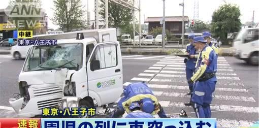 日本老师带着幼童徒步上学 突遭一辆货车撞上 3大4小送医急救 看点快报