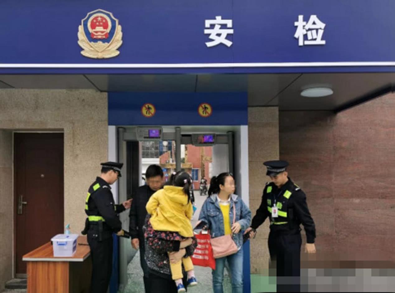 先安检 后看病 医院终于有安检了 试行第一天检测出十多把刀 看点快报