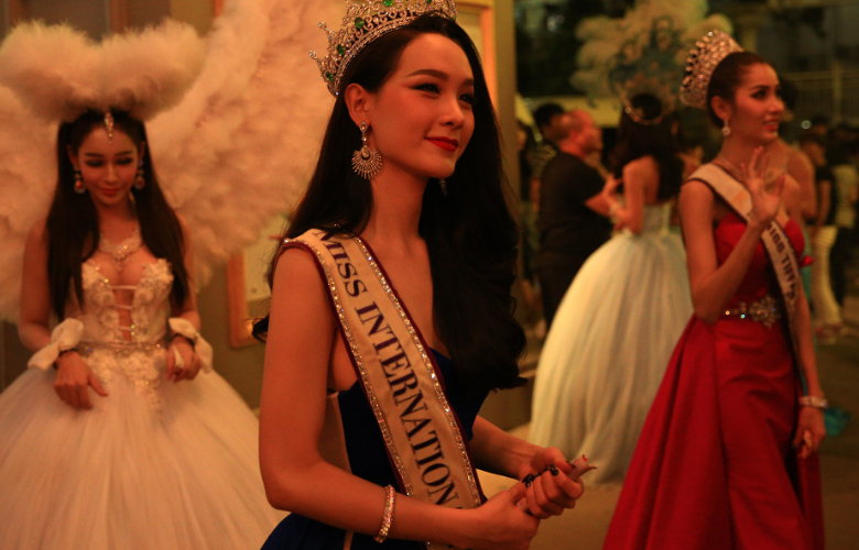 当年中国富豪不顾众人反对,娶走泰国人妖皇后,如今他们幸福么?