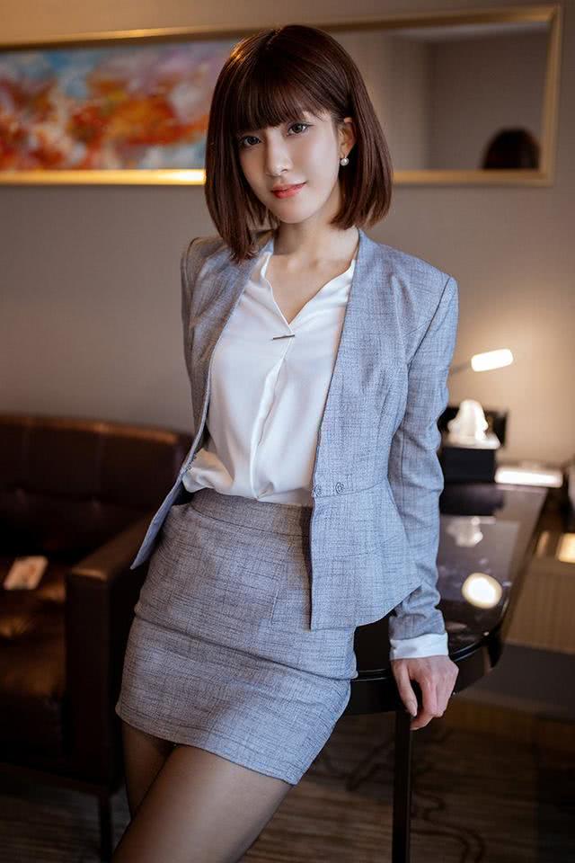 00后职业秘书装,白色衬衣搭配灰色小西装,看到这是不是马上想当老板呢