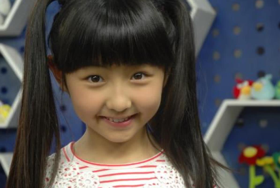 张子枫小时候太呆萌,一头大波浪还对你眨眼睛,完美的小童星!