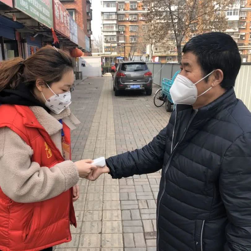 抗击疫情志愿者描绘最美集贤