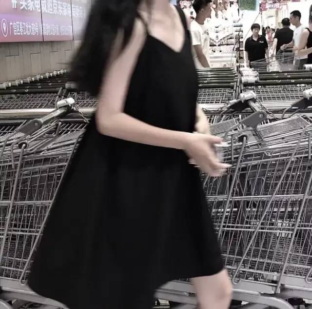 不露脸女生头像:黑色系/爸爸妈妈给我的不少不多,刚刚