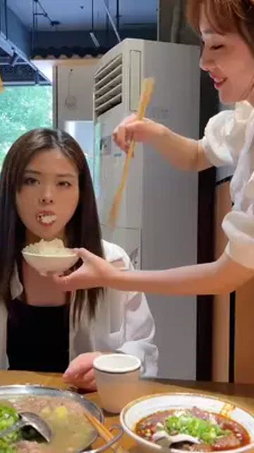 闺蜜恶搞吃饼干视频，闺蜜恶搞吃饼干视频大全