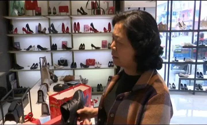鞋子买来没穿几次就破,四牌楼修鞋匠找到老白